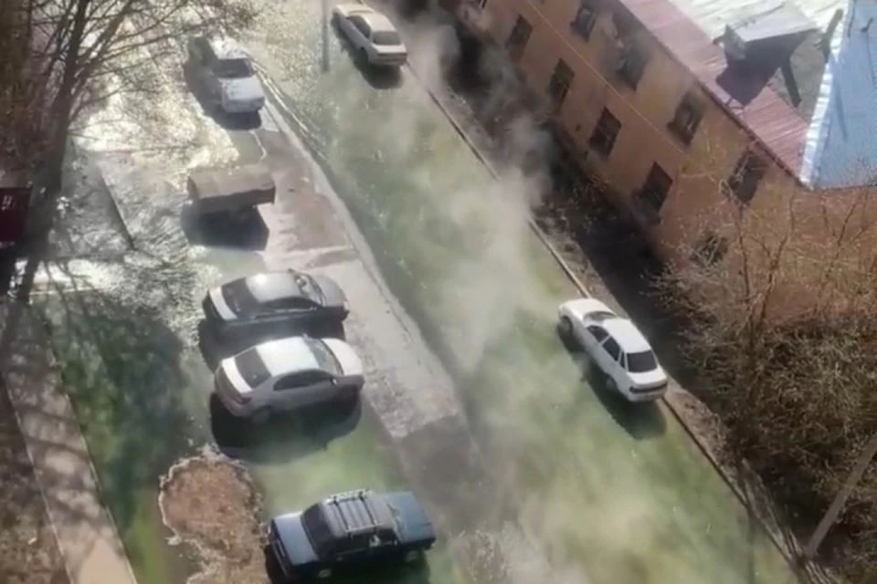 Улицу Шинников буквально залило кипятком. Фото: скрин с видео vk.com/kirov_blacklist