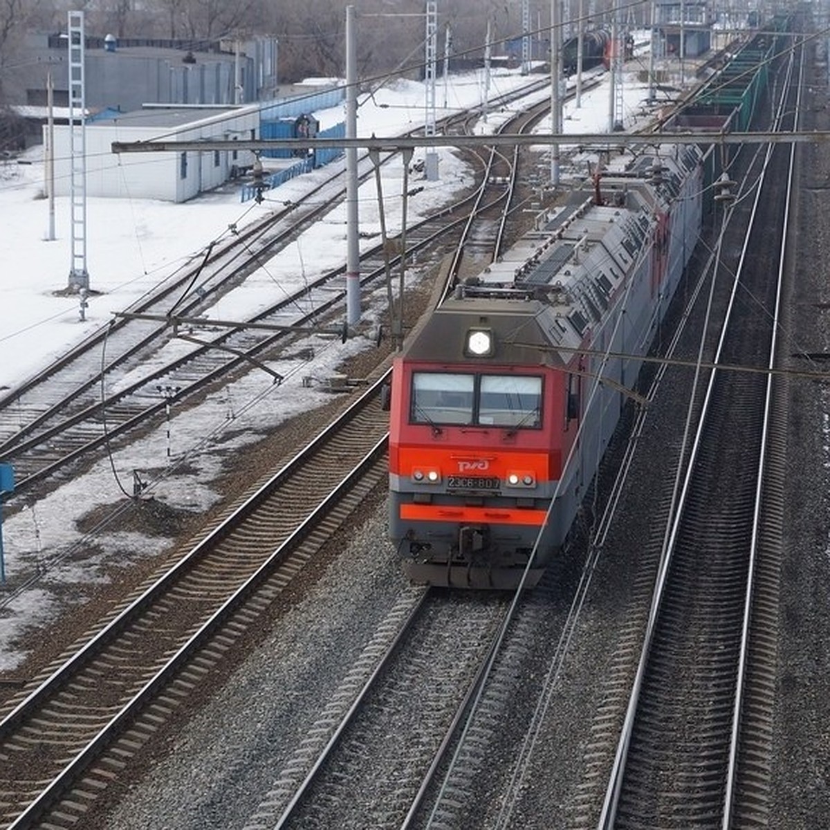 В Самарской области поймали двух подростков-зацеперов, которые катались на  грузовом поезде - KP.RU