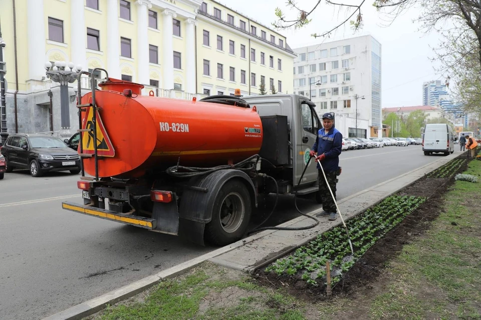 Специалисты начали высадку цветов. Фото: городская администрация