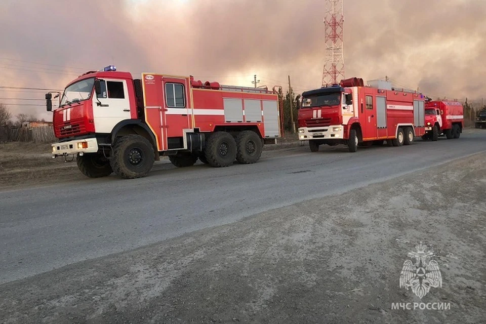 К ликвидации пожара привлекается 120 человек и 33 единицы техники, в том числе два пожарных поезда, вертолет МЧС России и Росгвардии Фото: ГУ МЧС по Свердловской области