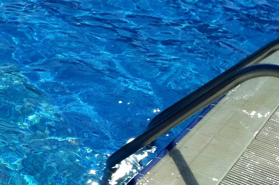 В Липецкой области в бассейне чуть не утонул школьник