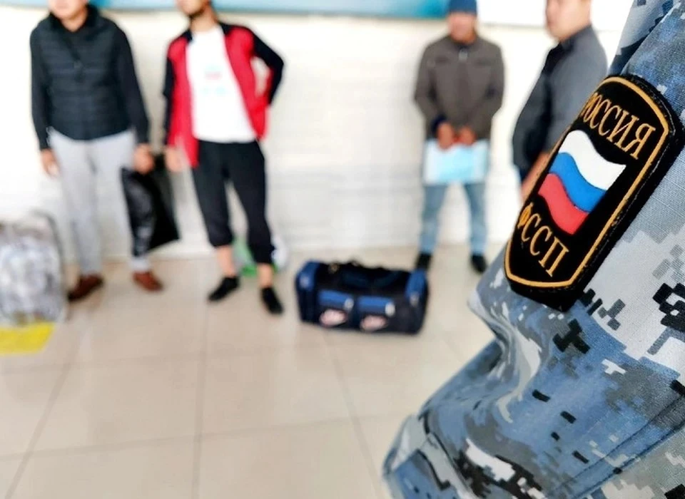 Нарушителям запретили в течение пяти лет появляться в РФ.