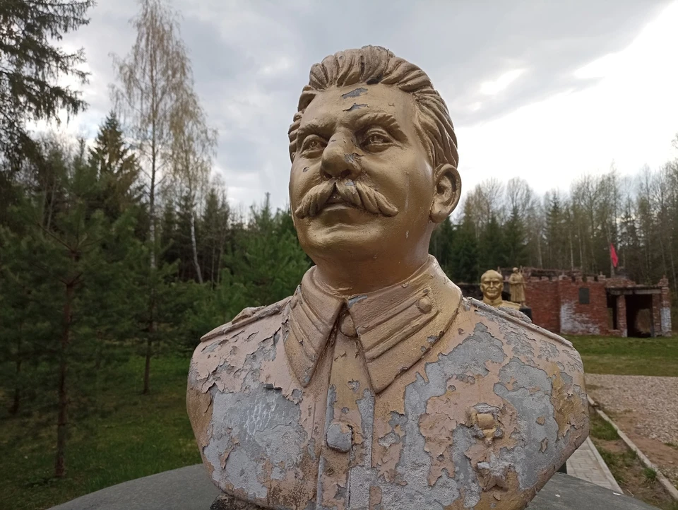 Бюст Сталина расстреляли вандалы Фото: vk.com/vkraya