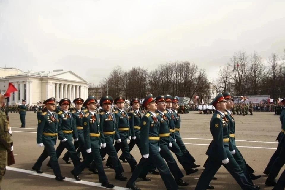 На театральной площади пройдет торжественный парад войск Кировского гарнизона.