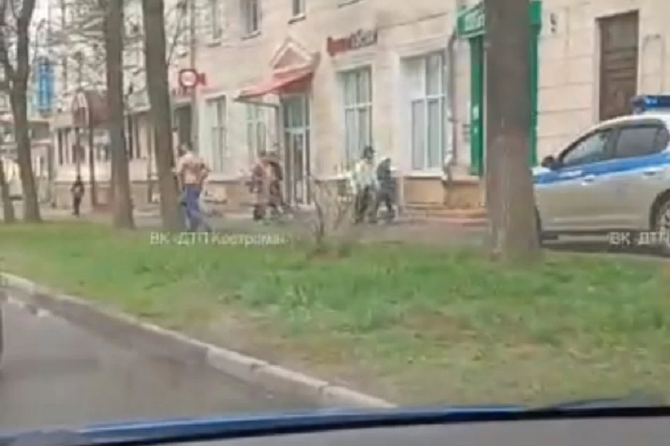 Полураздетый мужчина пытался убежать от полицейских. Скриншот с видео, группа "ДТП Кострома" ВКонтакте