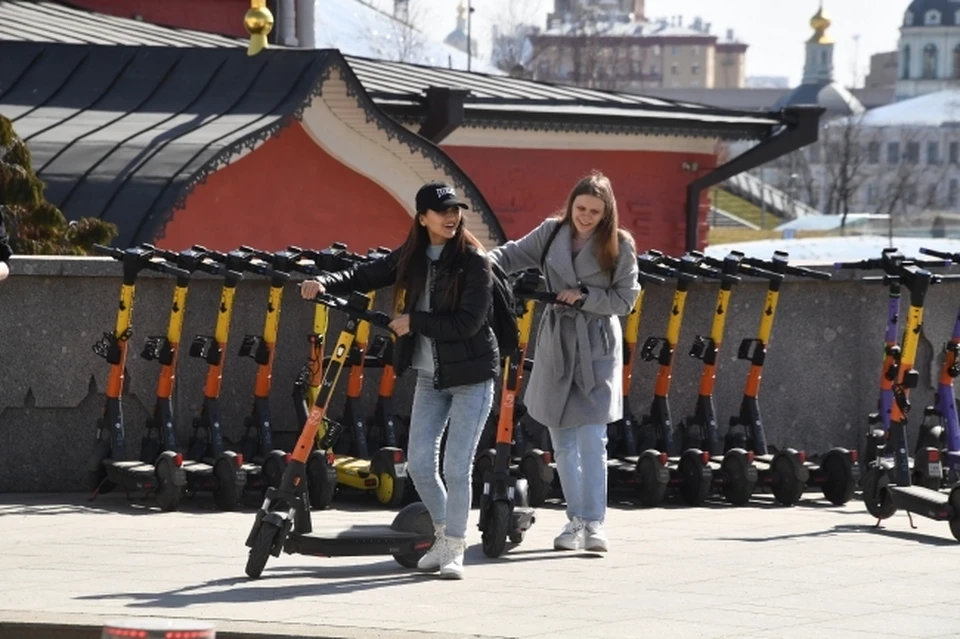 По словам Сафина, проверка прошла в связи с жалобами местных жителей на хаотично разбросанные самокаты.