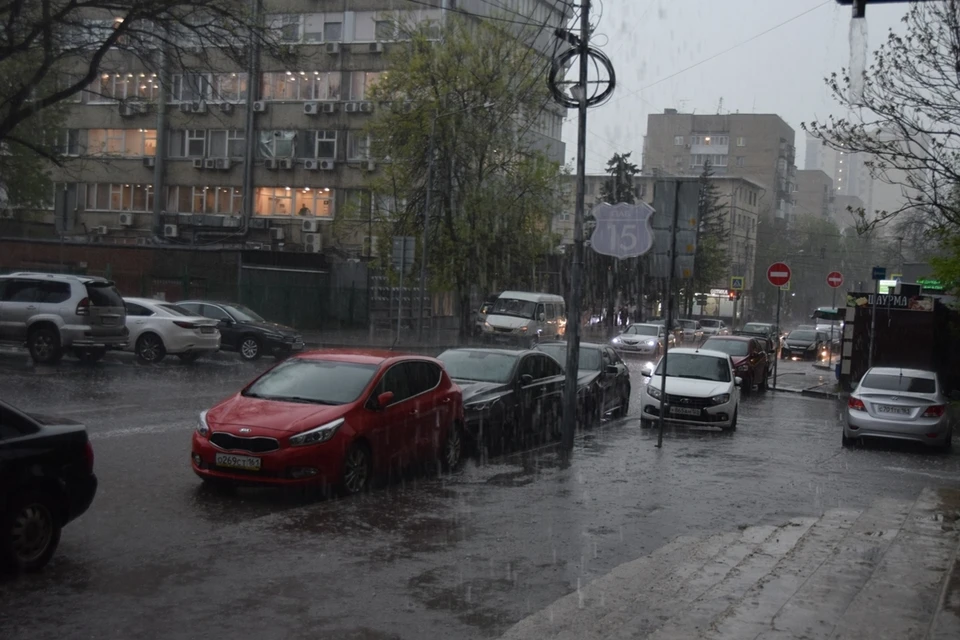 Ранее в Ростове объявили штормовое предупреждение.