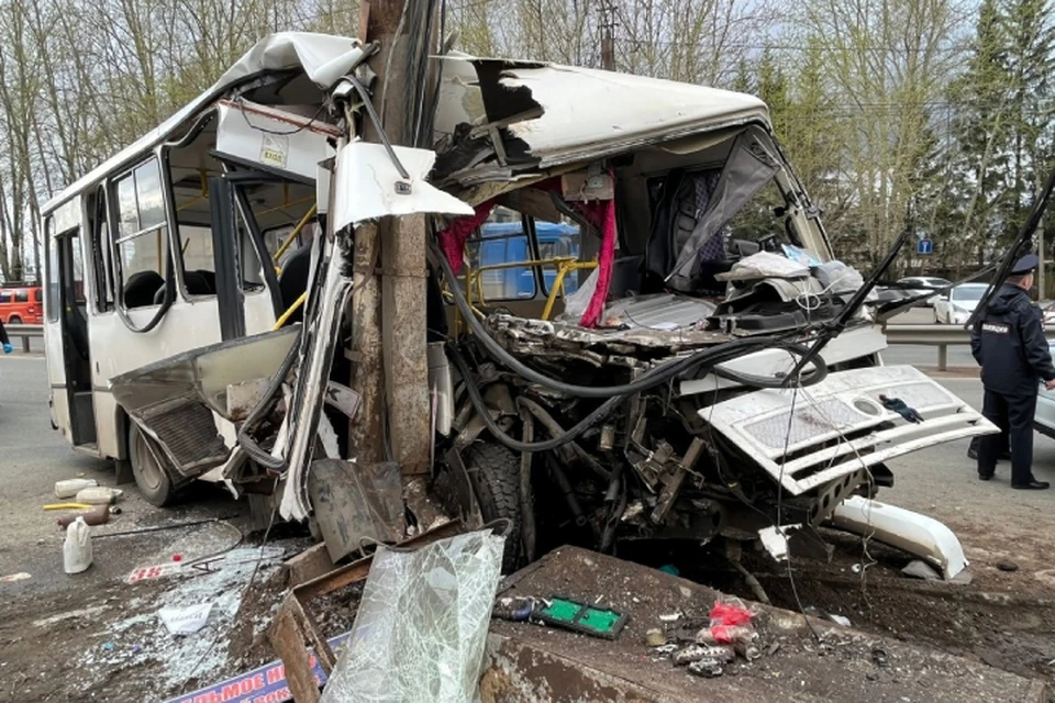 27 апреля в Кирове автобус с пассажирами врезался в опору ЛЭП. ФОТО: УМВД России по Кировской области