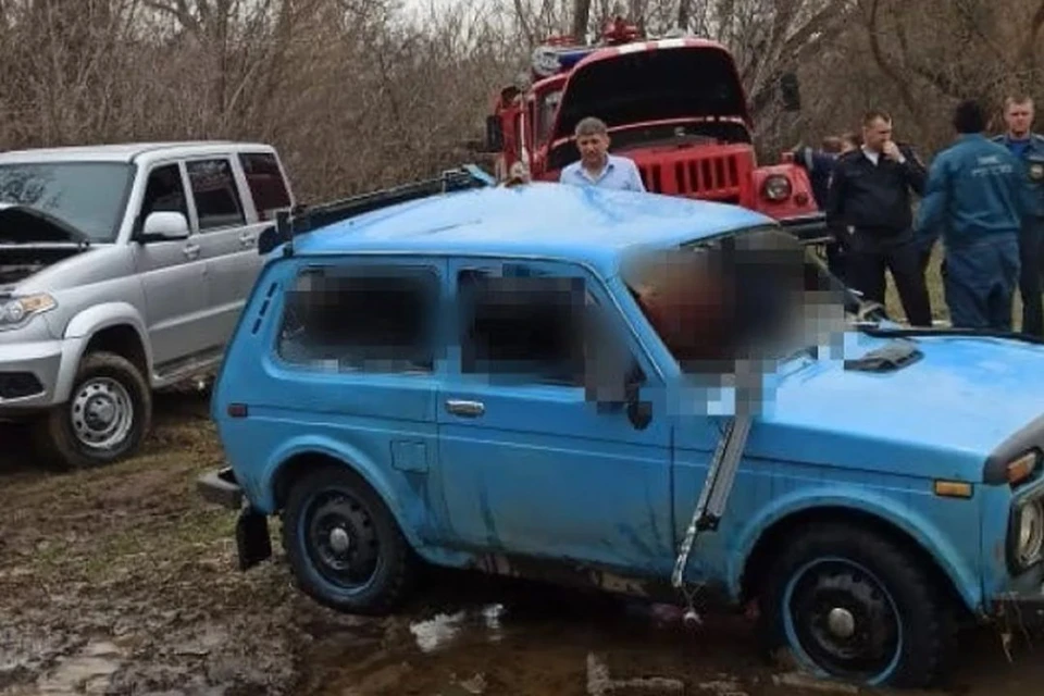 Отдыхающие пытались пересечь реку на машине. Фото: СУ СКР по Алтайскому краю.