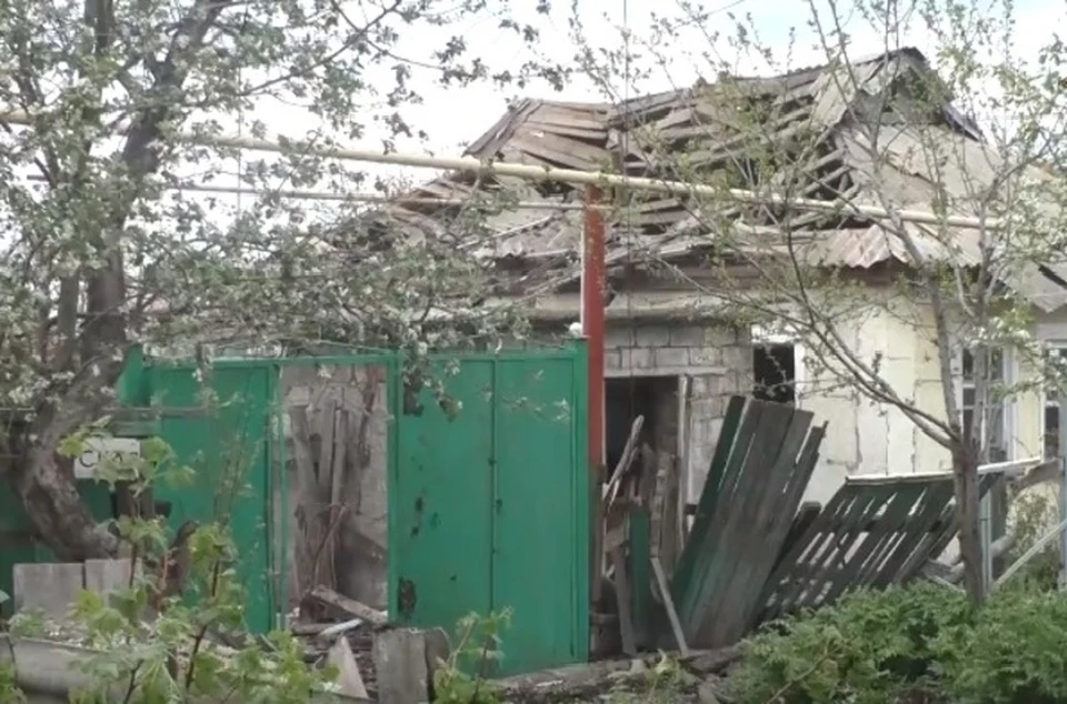 В результате обстрела со стороны ВФУ в Ленинском районе Донецка повреждены восемь частных домов. Фото: кадр из видео НМ ДНР