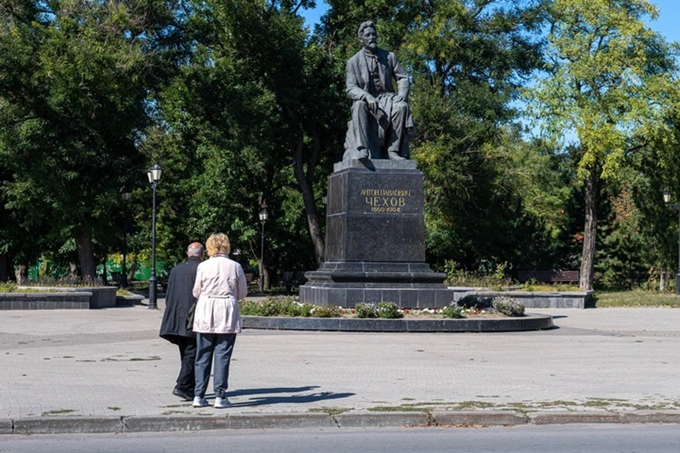 Автомобилист наехал на плиты памятника.