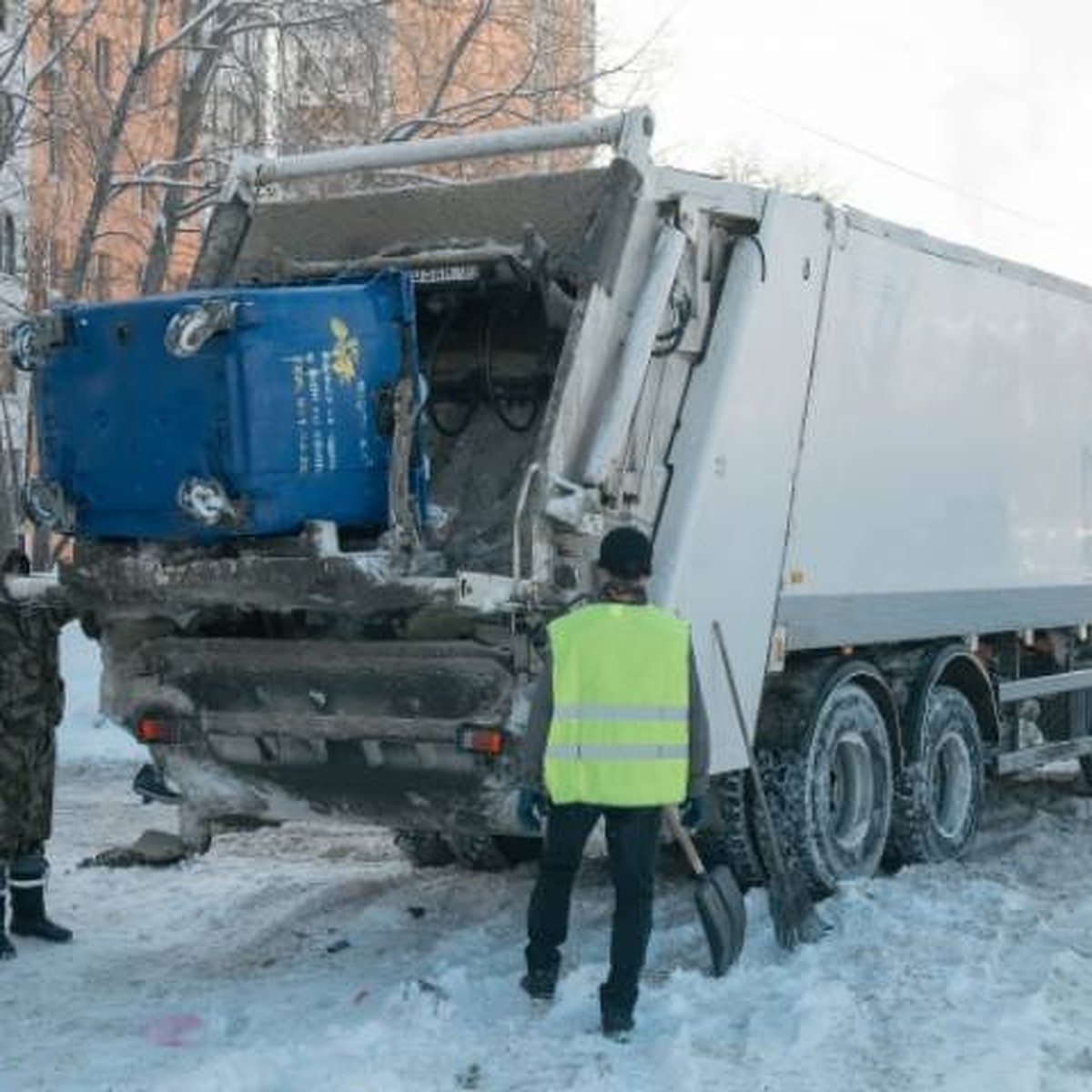 С жителей Иркутской области стали массово списывать долги за вывоз мусора -  KP.RU