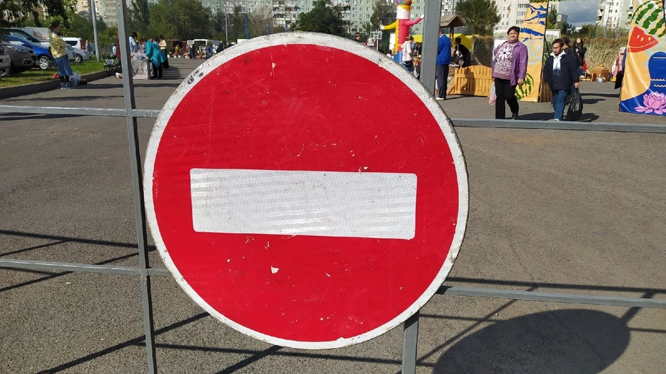 На отрезке дороги также запрещена остановка и стоянка