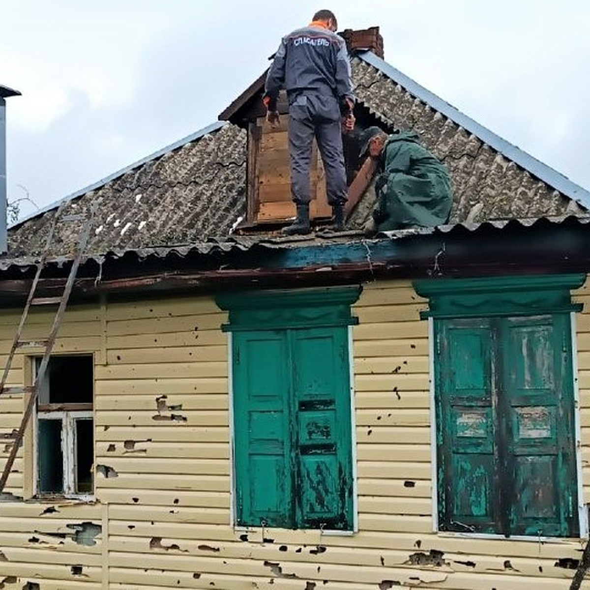 Закрыть крышу подручными средствами