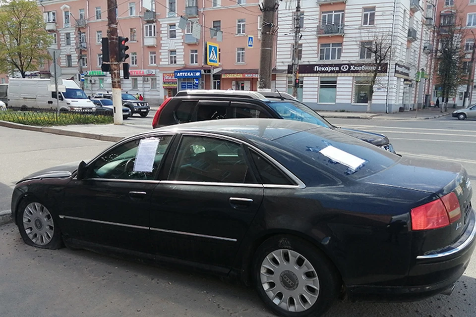 Автомобиль со спущенными колесами, без регистрационных знаков припаркован на площади Терешковой Фото: администрация Твери