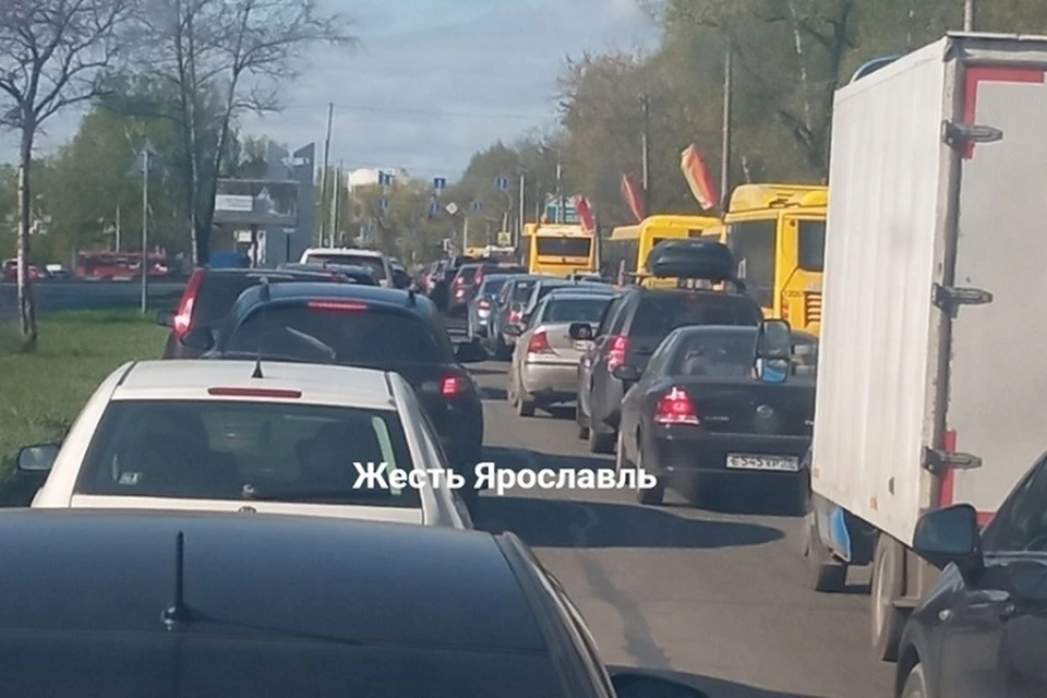 Жители Заволжского района Ярославля попали в огромную пробку утром 5 мая. ФОТО: группа "Жесть Ярославль" ВКонтакте