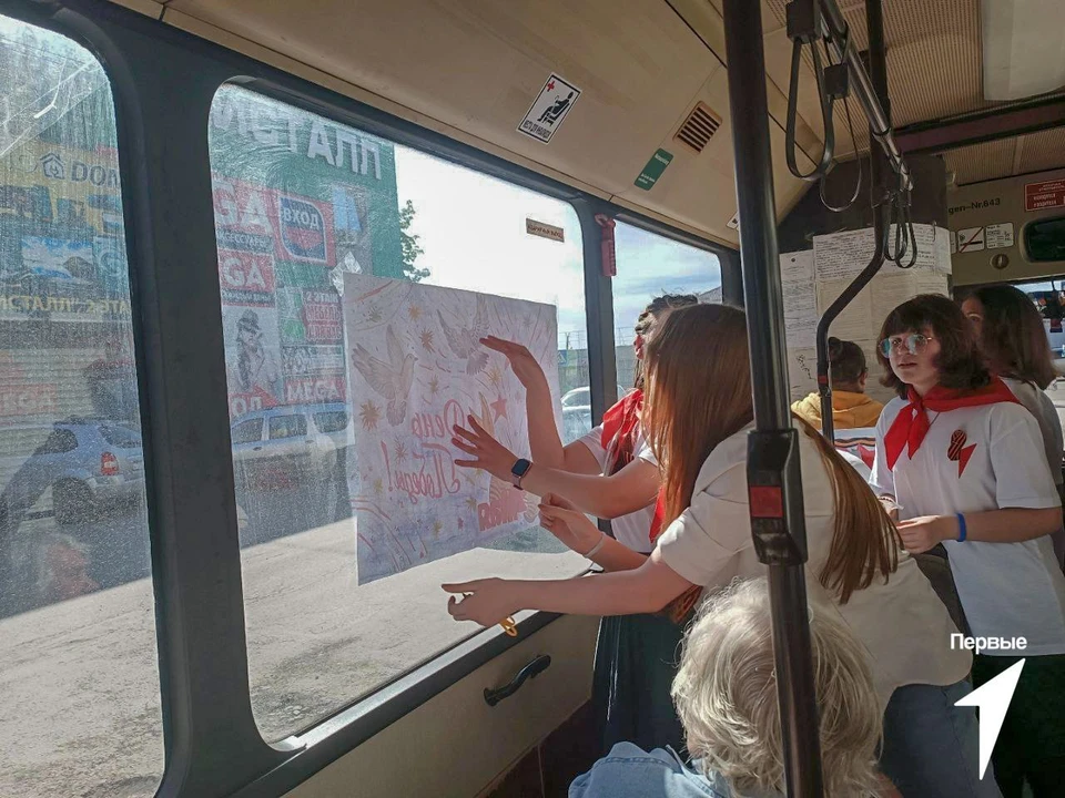Акция "Плакат Победы" в автобусах Луганска. Фото: администрация Луганска