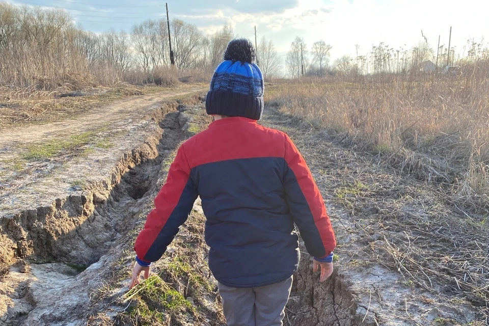 Под Рязанью мальчик вынужден ежедневно идти 4 км по бездорожью в школу. Фото: Александр ИЛЬИН.
