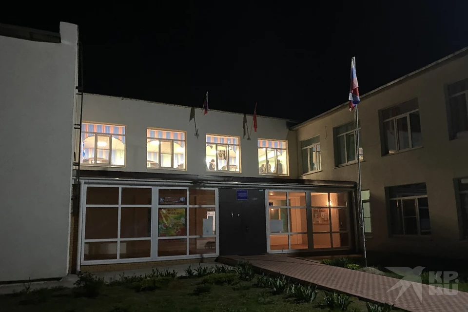 Собрание в Заборьевской школе проходило до позднего вечера. Родители согласились прекратить забастовку, а чиновники заверили, что контроль будет ежедневным.