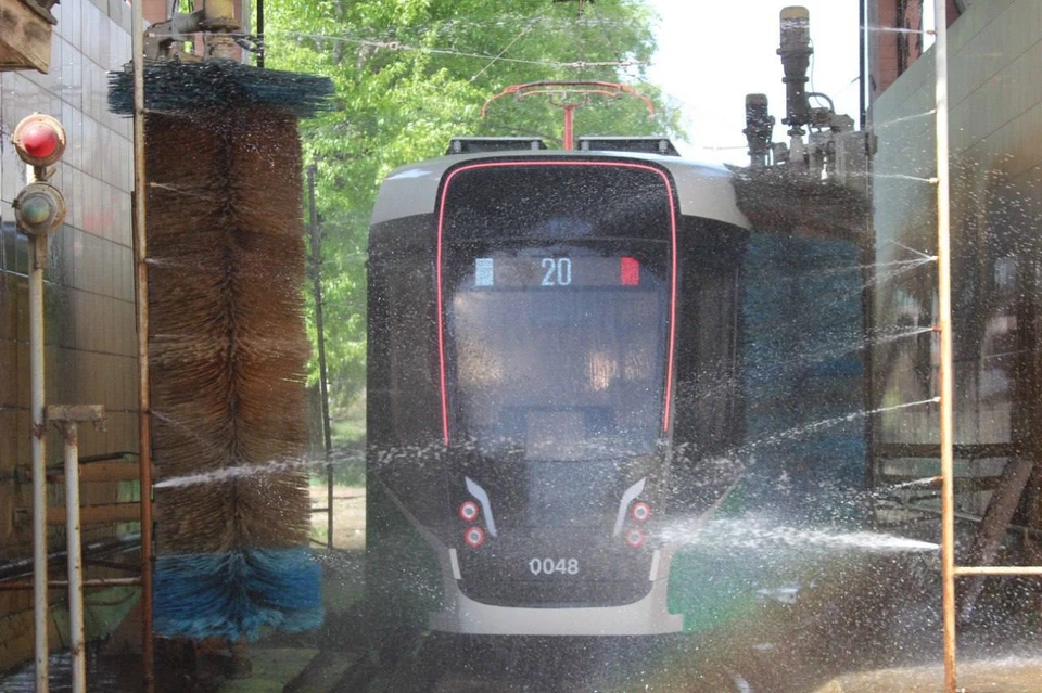 Общественный транспорт ежедневно принимает "душ". Фото: Администрация города Челябинска