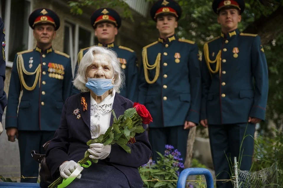 Салют казань 9 мая. Парад Победы 2019. Парад 9 мая. День Победы Казань. Парад у дома ветерана.
