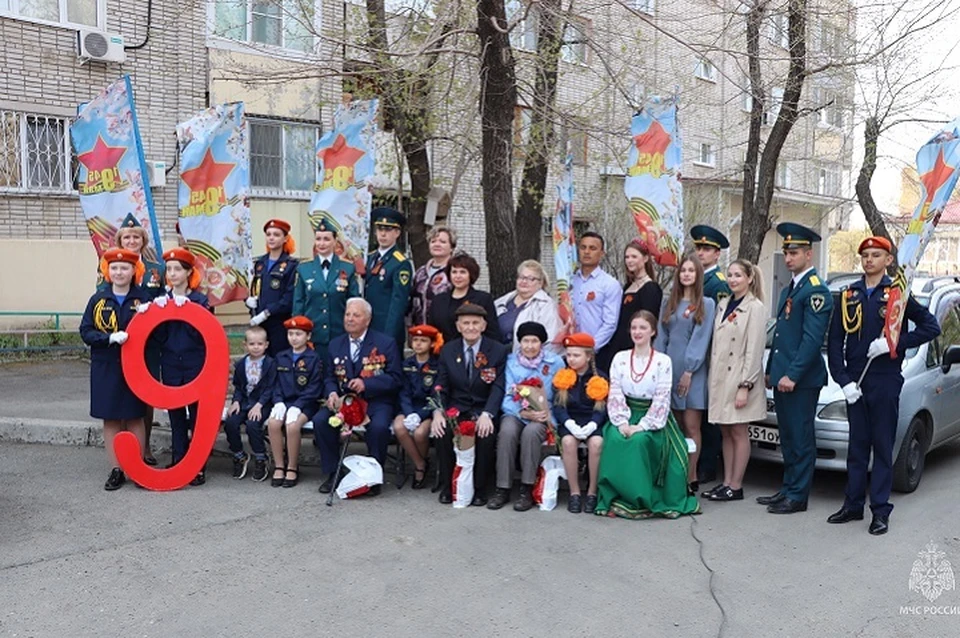 Праздничные концерты во дворах ветеранов прошли в Хабаровске