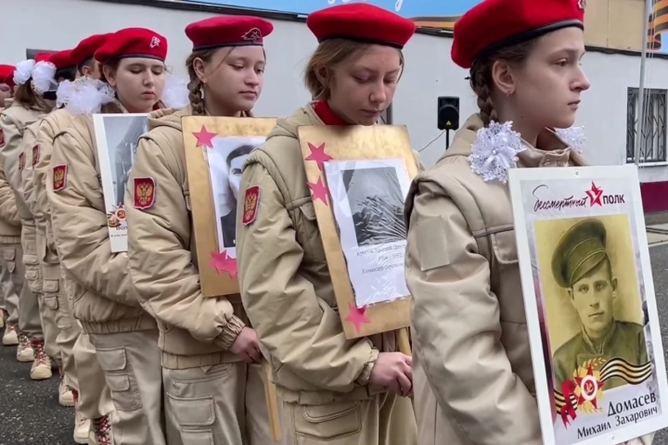 Сегодняшний праздничный День Победы в Сочи начали с «Бессмертного полка» с юными сочинцами и их родителями.
