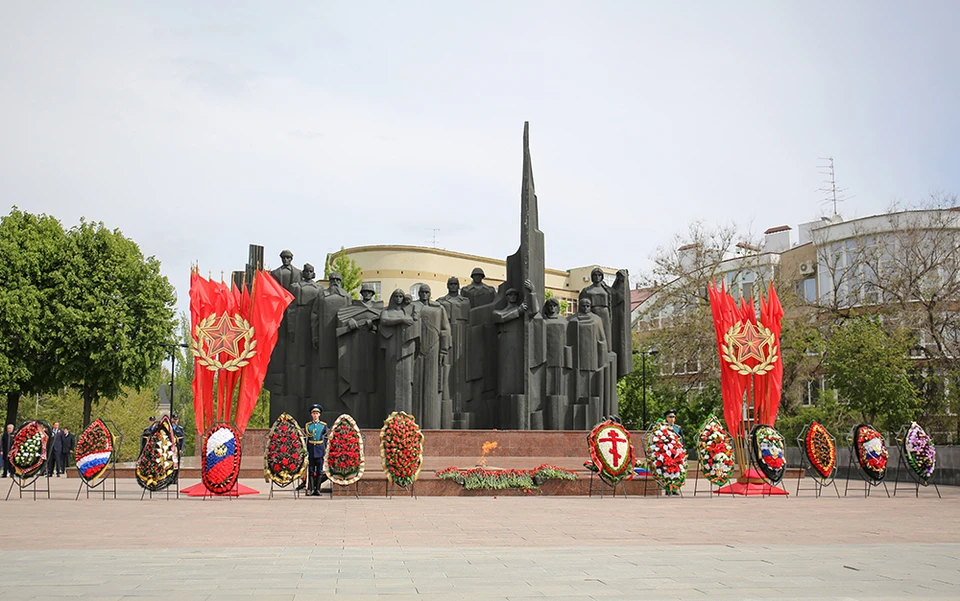 Площадь победы воронеж фото Мэр Воронежа и председатель городской Думы поздравляют горожан с Днем Победы - K