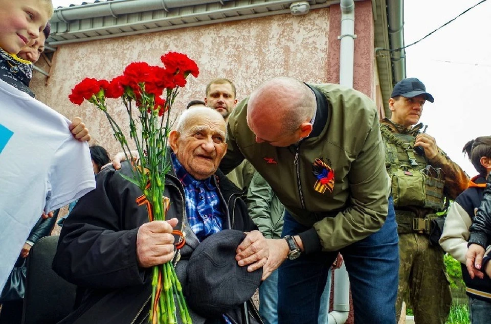 Для ветерана организовали небольшой праздничный концерт прямо во дворе его дома. Фото: ТГ/Солнцев