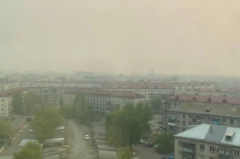Город заволокло дымом вечером. Фото: Типичный Курган / Vk.com