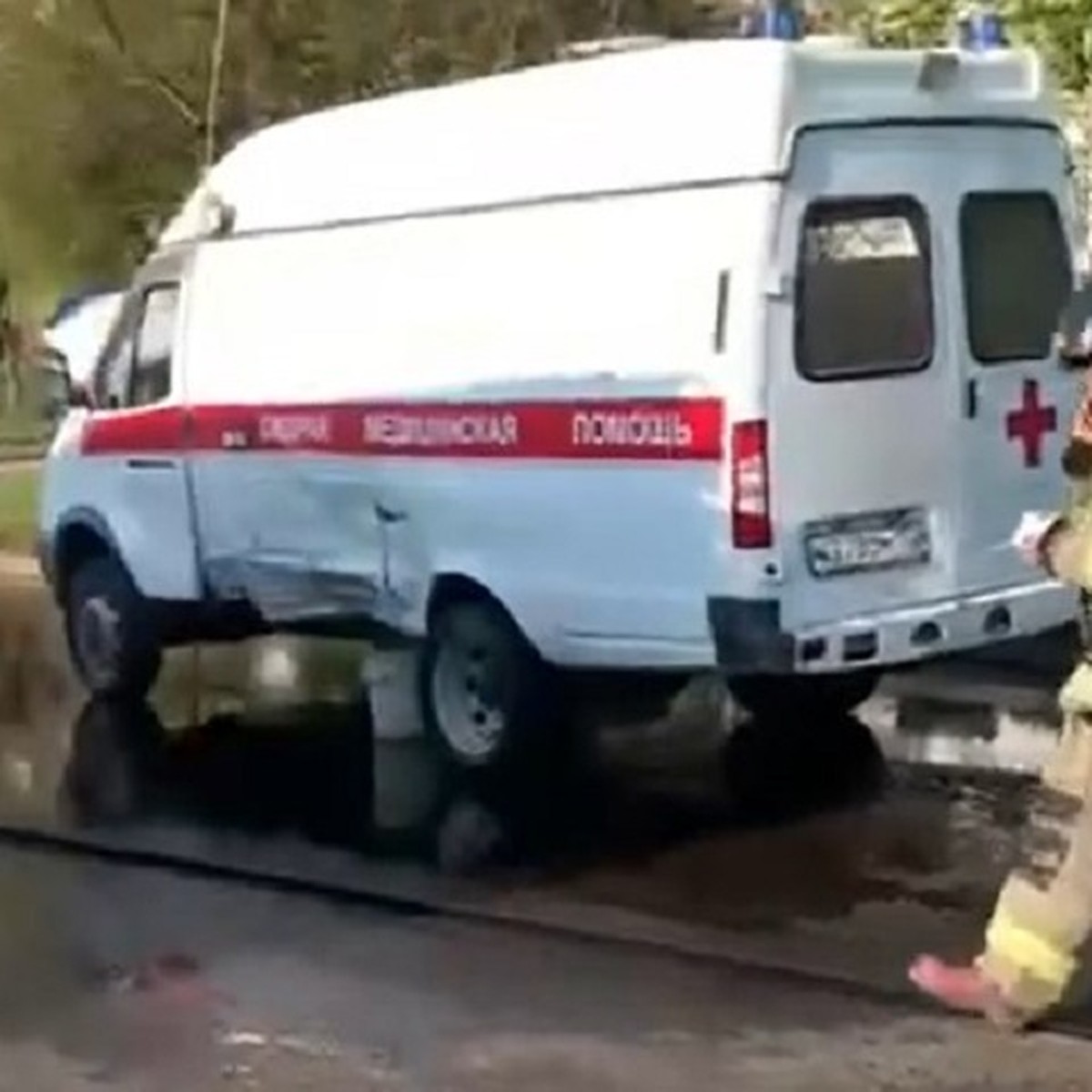 Автомобиль врезался в машину скорой помощи в Комсомольске-на-Амуре - KP.RU