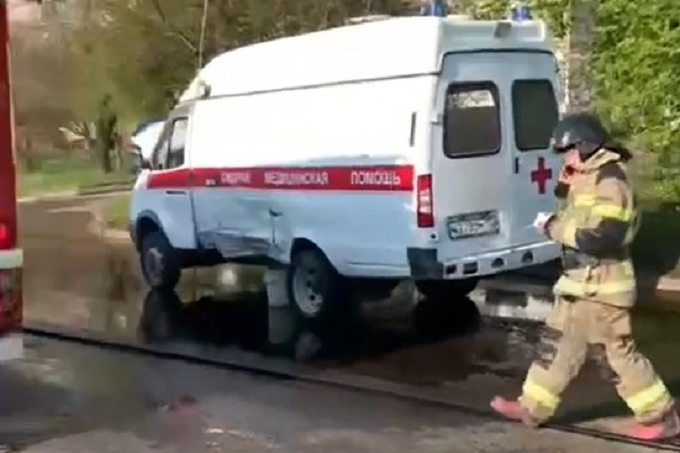 Автомобиль врезался в машину скорой помощи Фото: скриншот из видео