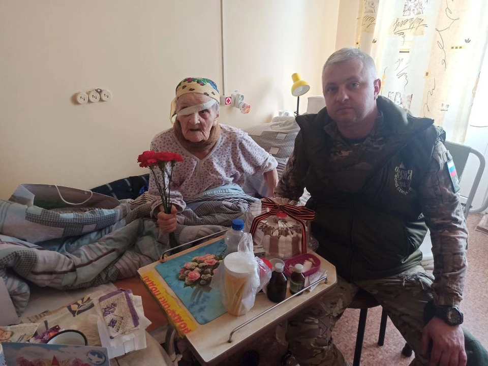 Евдокия Родионова живет в пансионате для ветеранов войны в Луганске. Она передала волонтеру Сергею Твердохлебу дрон, который сама купила