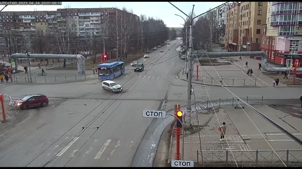 Пассажирский автобус проехал на красный сигнал светофора.