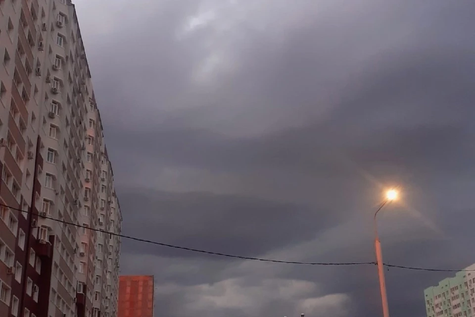 Местами в западных районах кратковременный дождь.