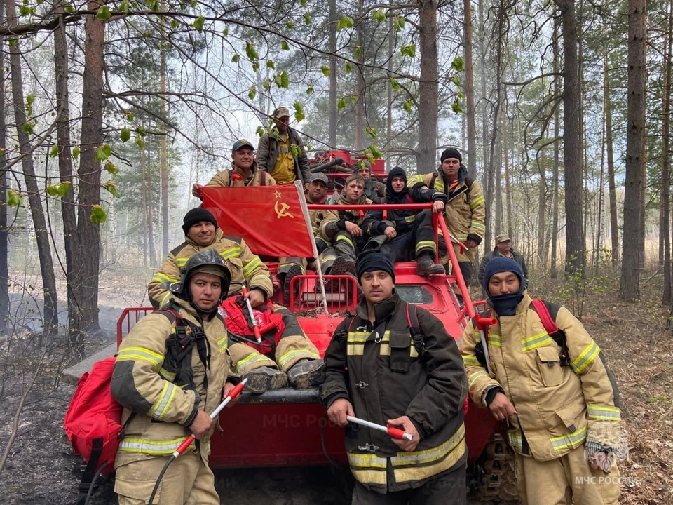 Сегодня, 15 мая, 30 пожарных из Оренбургской области тушат торфянник в районе садового некоммерческого товарищества «Березка»