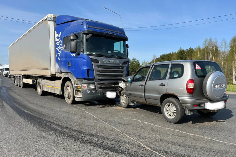 В результате аварии пострадали водитель и три пассажира легковушки. Фото: ГИБДД Кировской области