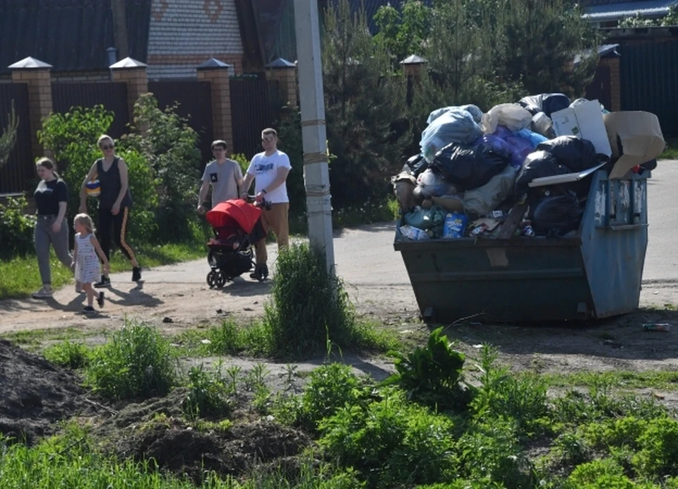 Жители Казани жалуются на переполненные отходами контейнеры.