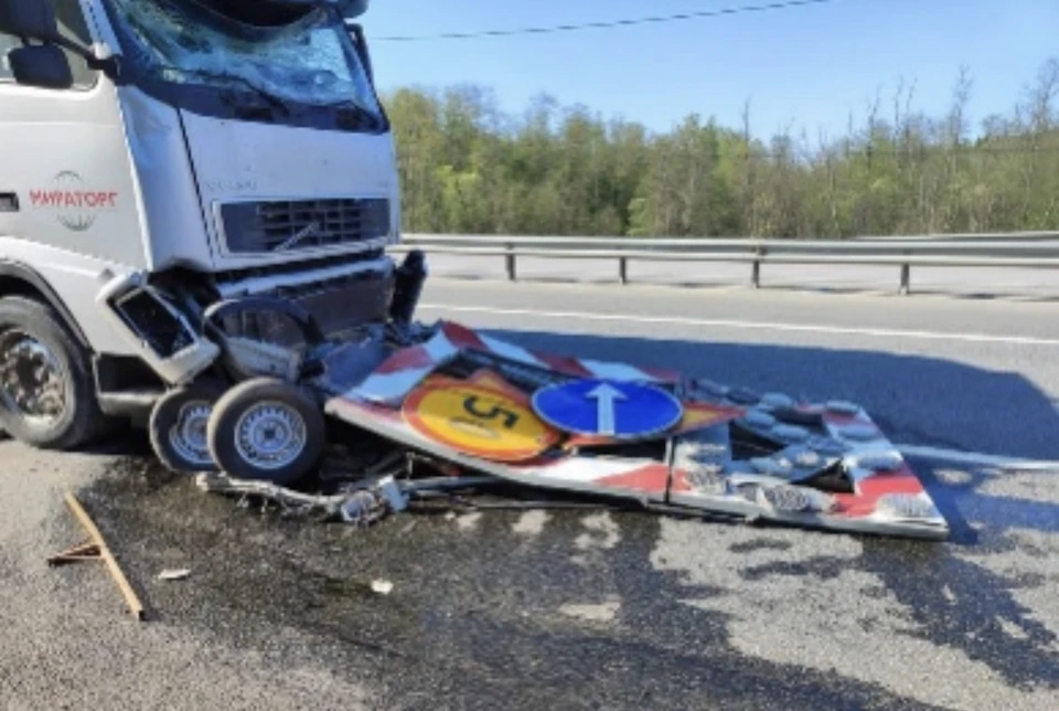 В Смоленской области водитель фуры Volvo насмерть сбил дорожного рабочего. В Смоленской области водитель фуры Volvo сбил дорожного рабочего.