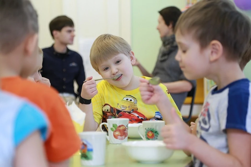 Ржавые ножи и колотая посуда: в детском саду Хабаровского края детей кормили не по нормативам