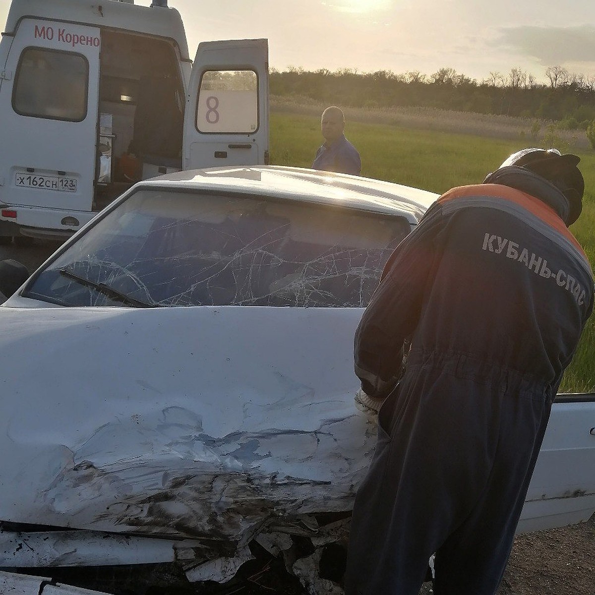 На Кубани спасатели достали зажатого в машине пострадавшего после ДТП -  KP.RU