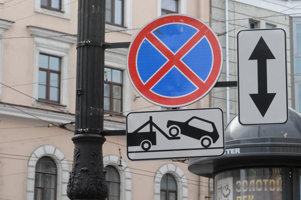 Парковку машин у метро «Площадь Александра Невского» запретили для антитеррористической безопасности.