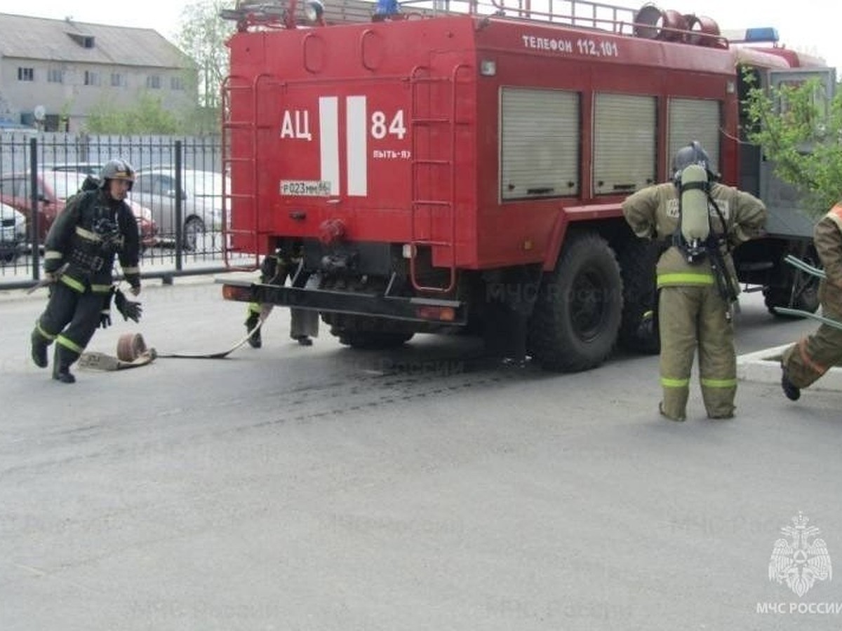 В Пыть-Яхе во время пожара в девятиэтажном доме спасли шесть человек - KP.RU