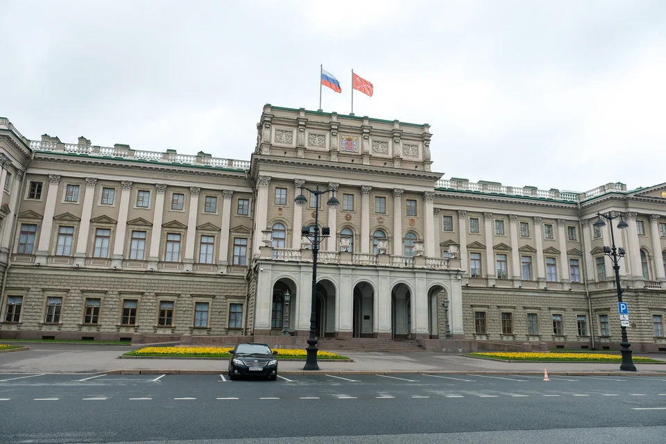 В Петербурге госслужащим разрешат приостанавливать работу ради военной службы