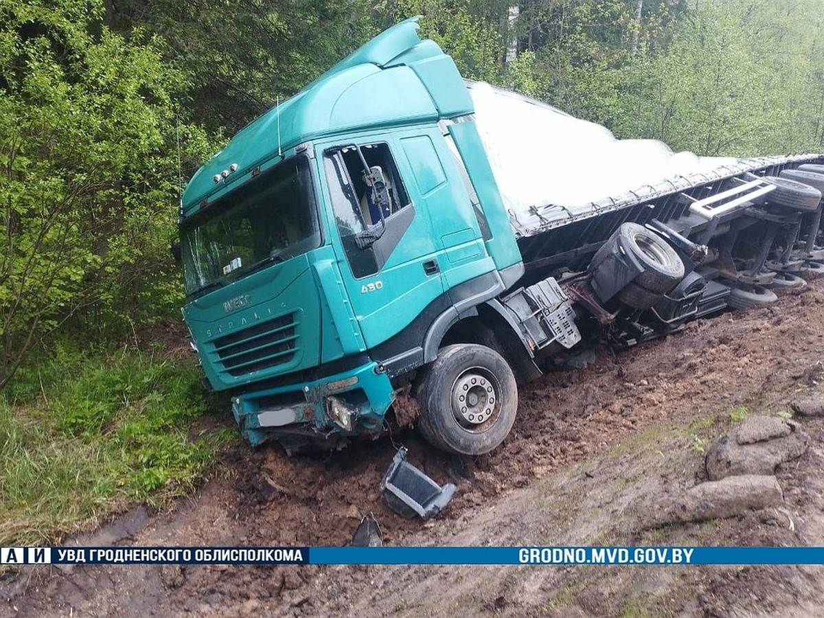 Под Островцом фура столкнулась с трактором и вместе с ним съехала в кювет -  KP.RU