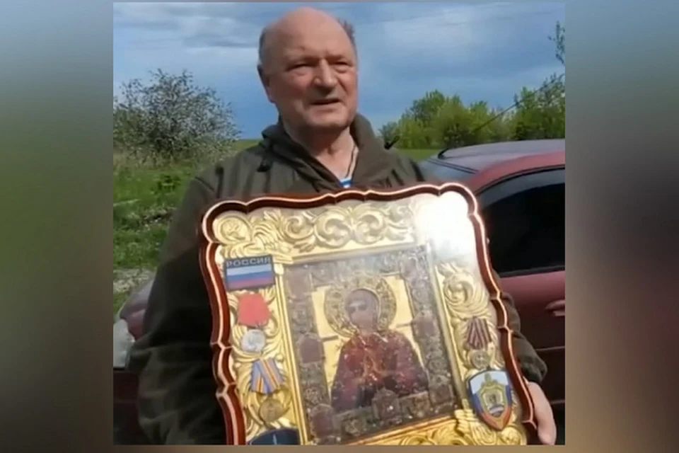 Сергей Поляков с чудесным образом. Фото: Скриншот с видео ТВ "Спас"