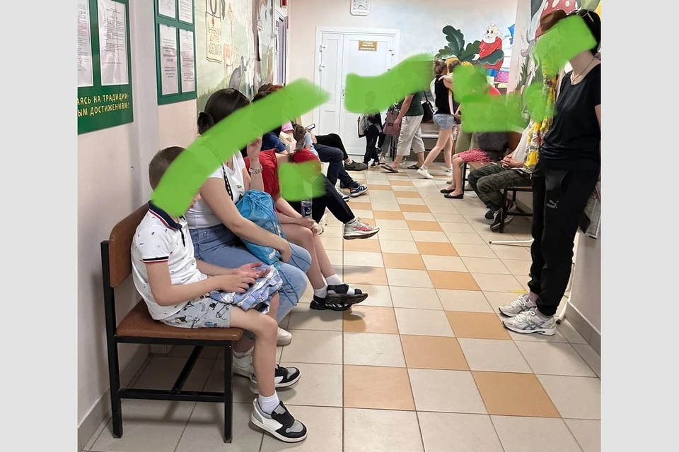 В очереди в рязанский травмпункт вечером 18 мая собралось больше полутора десятков юных пациентов. vk.com/rznnews62