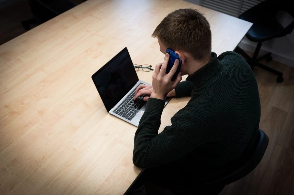 Телефонные мошенники начали звонить россиянам по видеосвязи, имитируя работу в офисе