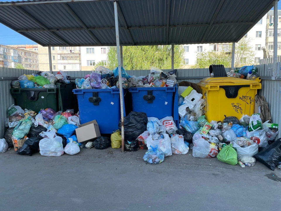 Переполненные мусорные контейнеры стоят во многих городах и районах. Фото: соцсети