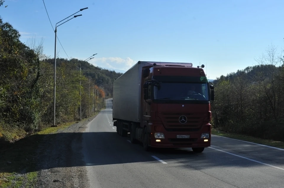 В Искитимском районе Новосибирской области случилось серьезное ДТП с легковушкой и грузовиком.